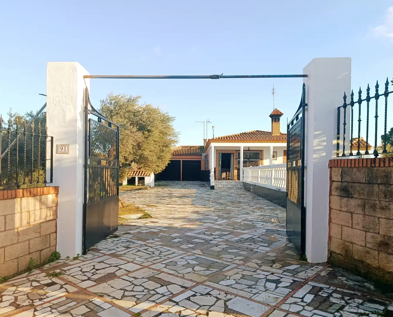 Außenansicht von Country house zum Verkauf in Hinojos mit Privatgarten, Terrasse und Schwimmbad