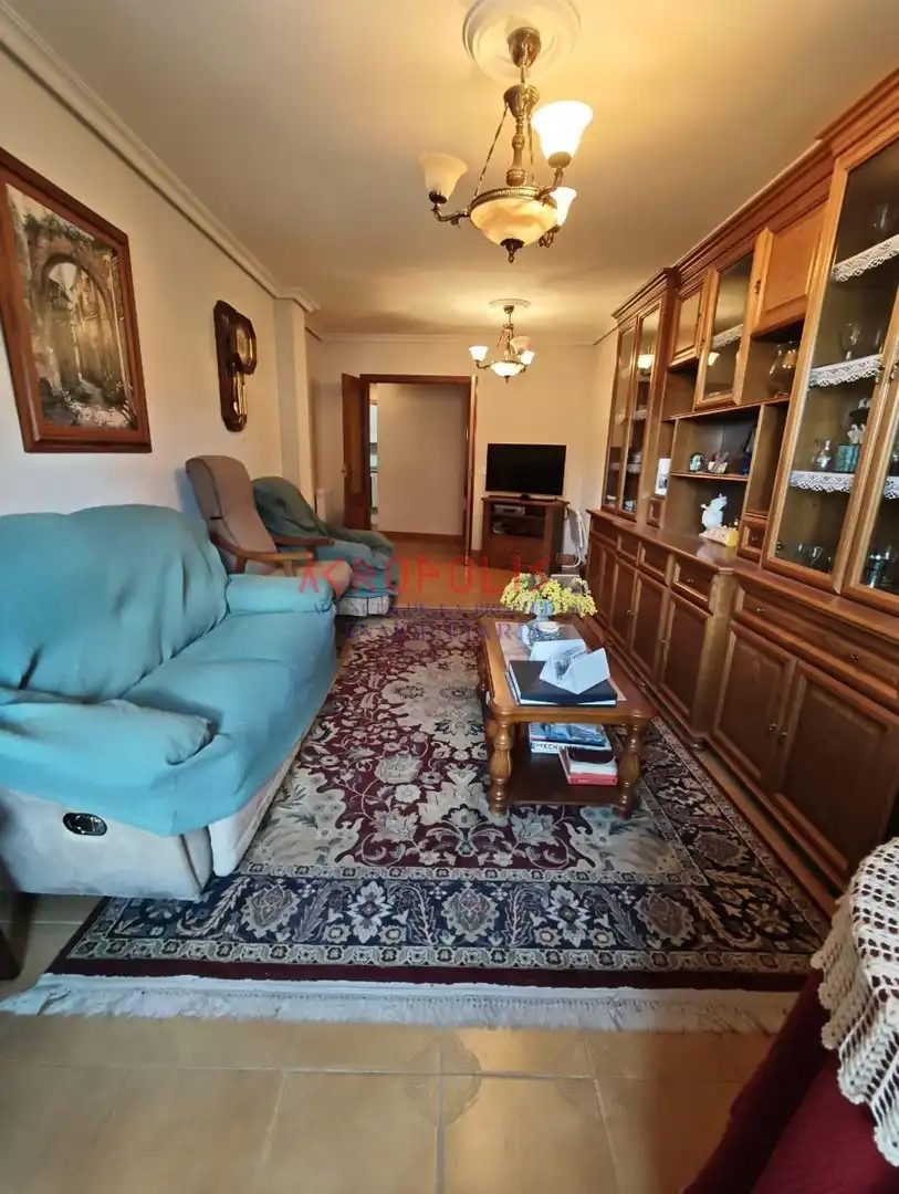Sala d'estar de Pis en venda en Benavente amb Calefacció, Terrassa i Moblat