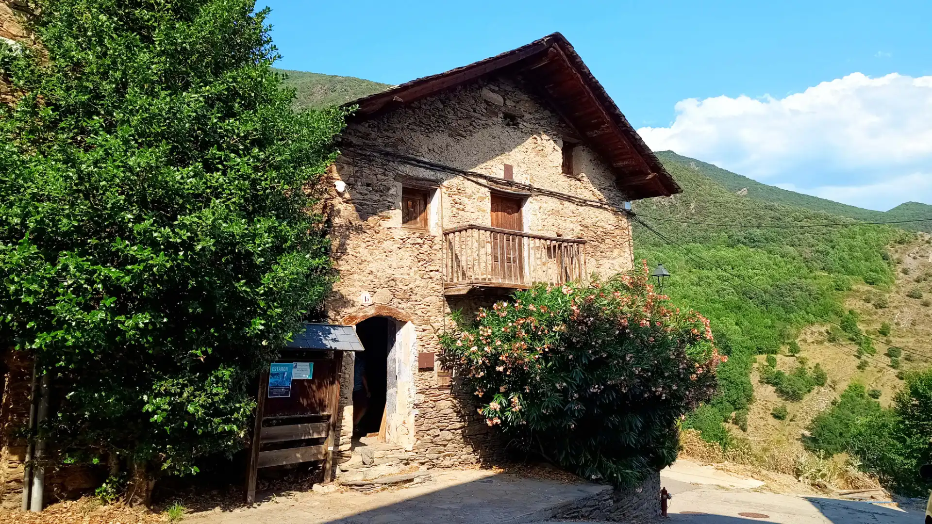 Casa rústica amb terrassa en venda a Carrer Unica