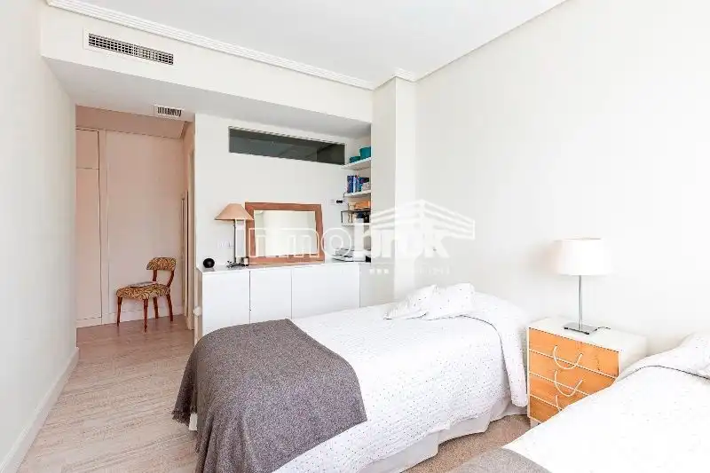Schlafzimmer von Dachboden zur Miete in La Moraleja mit Klimaanlage, Heizung und Abstellraum