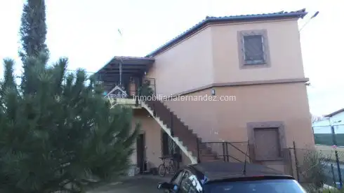 Außenansicht von Fabrikhallen zur Miete in Cáceres