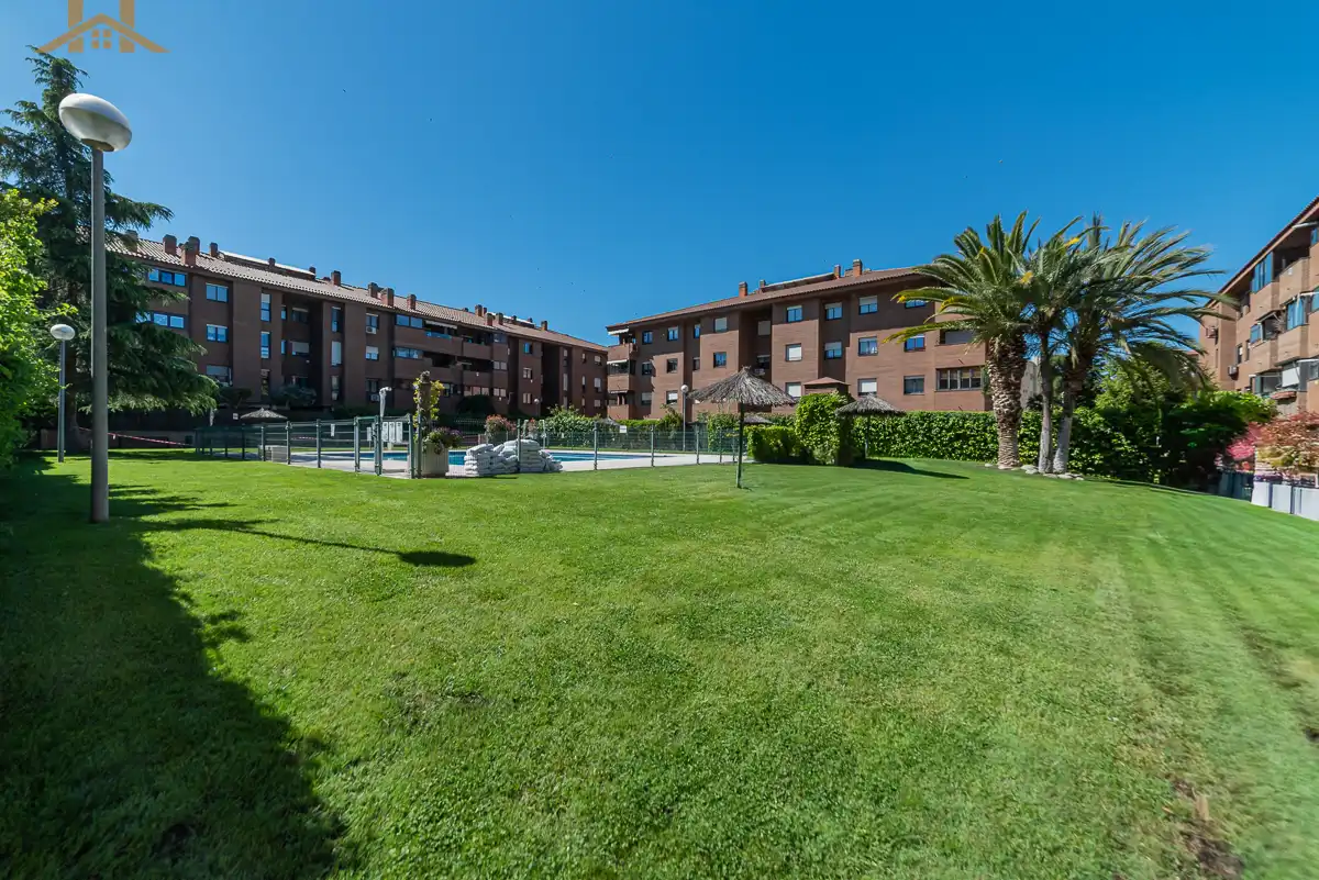 Garden of Flat for sale in  Madrid Capital  with Air Conditioner, Heating and Parquet flooring