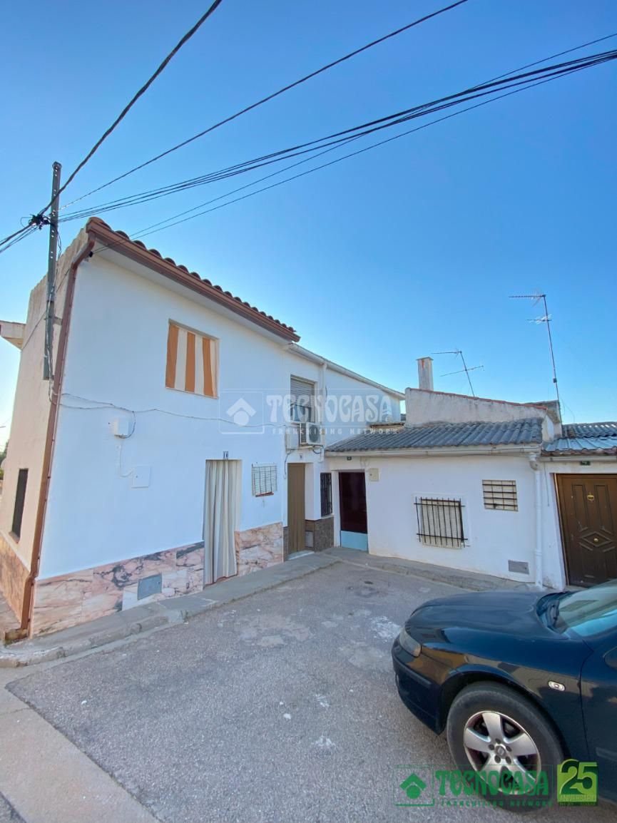 Vista exterior de Casa adosada en venda en Villarejo de Fuentes amb Aire condicionat, Calefacció i Moblat