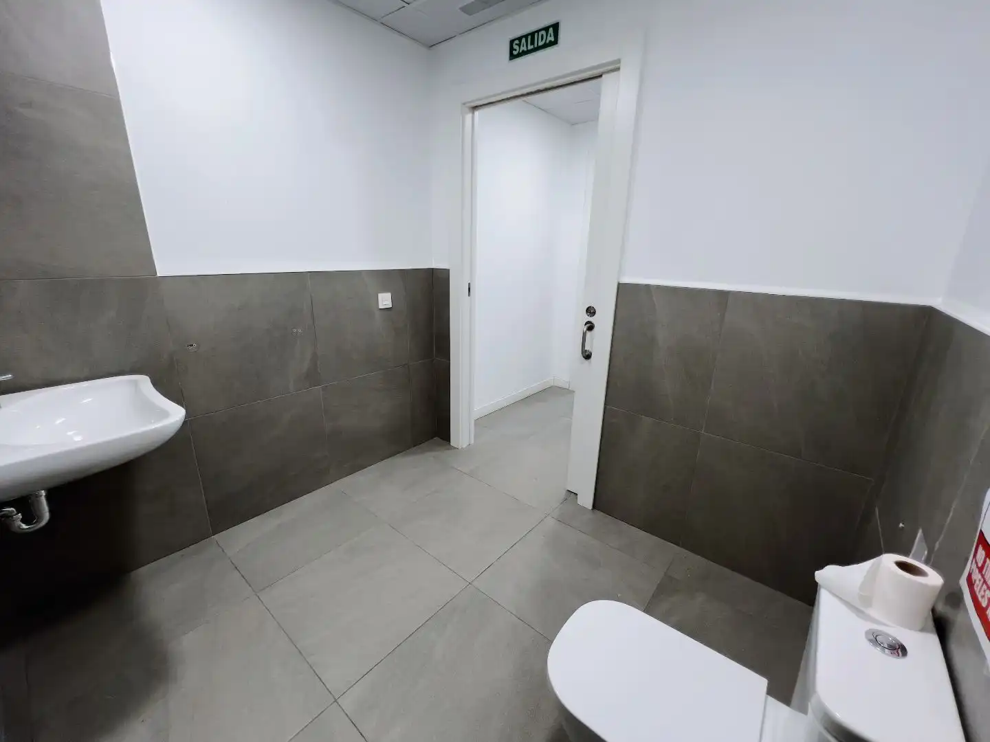 Baño de Local de alquiler en Los Palacios y Villafranca con Aire acondicionado