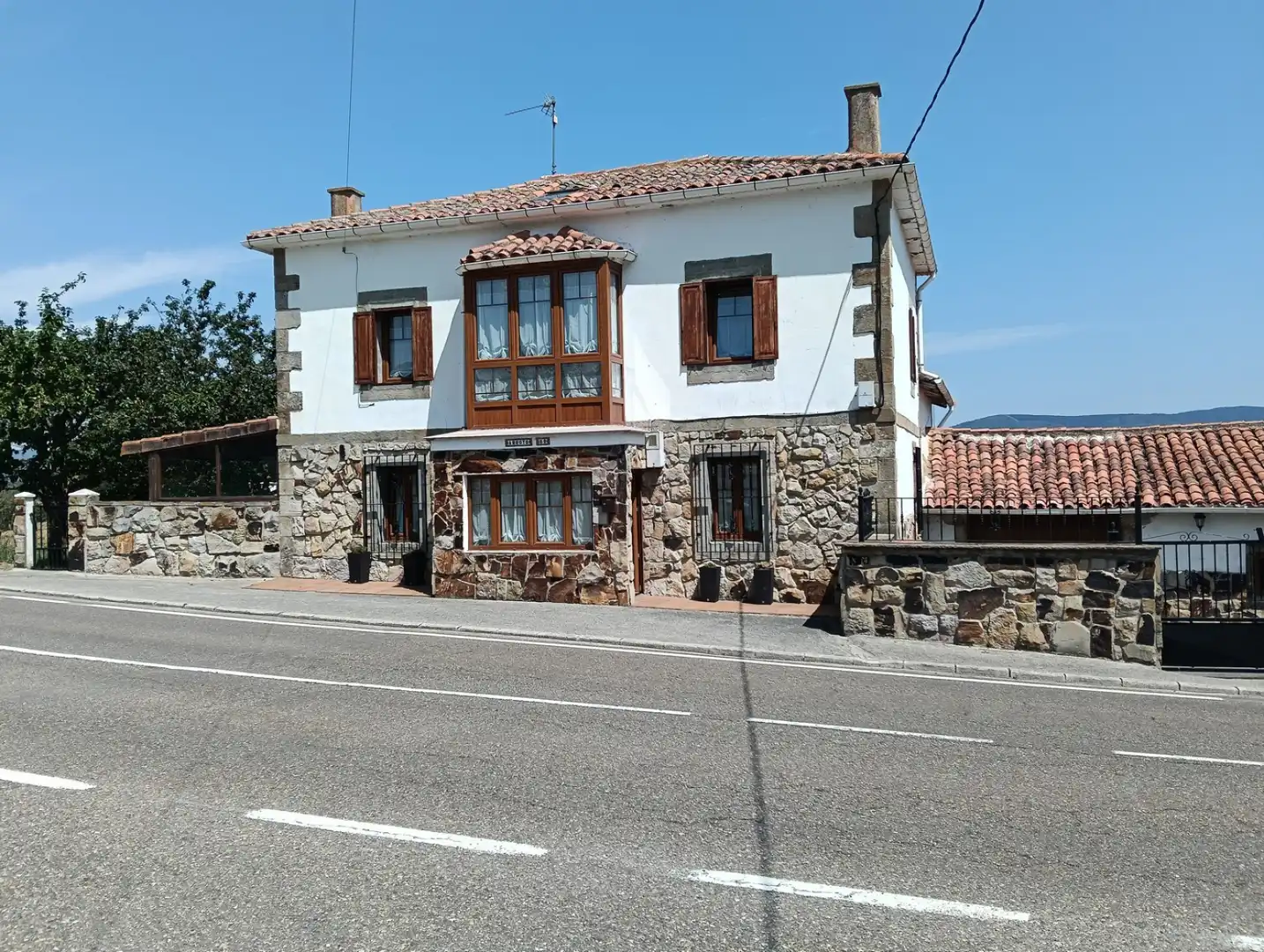 Vista exterior de Casa o xalet en venda en Las Rozas de Valdearroyo  amb Calefacció i Jardí privat
