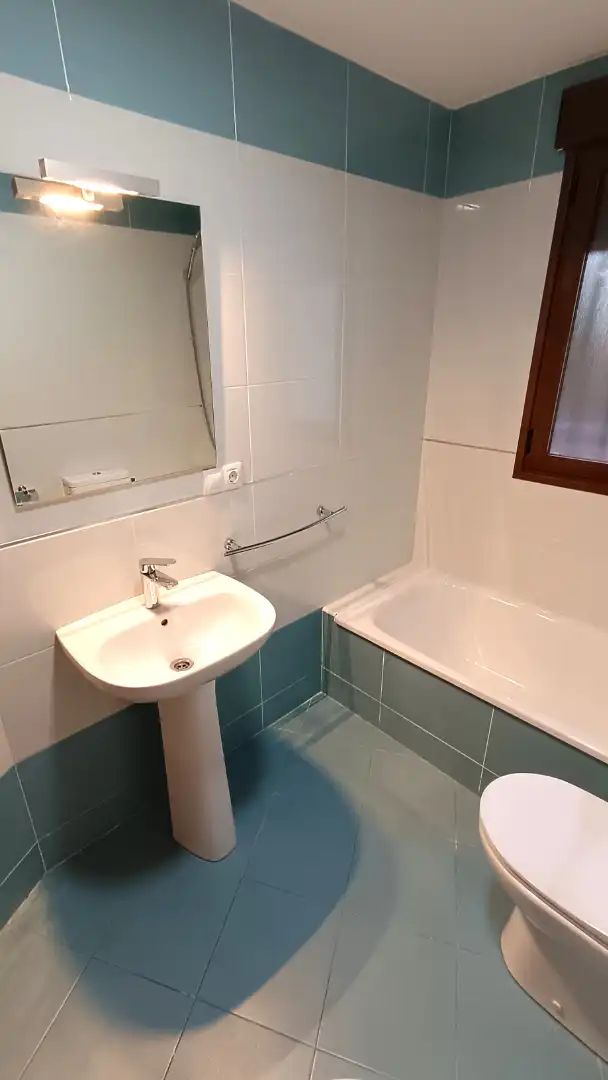 Baño de Piso de alquiler en La Zubia con Aire acondicionado, Amueblado y Balcón