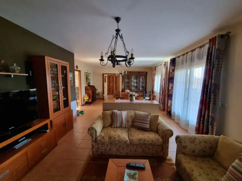 Sala d'estar de Casa o xalet en venda en Valdastillas amb Aire condicionat, Calefacció i Terrassa