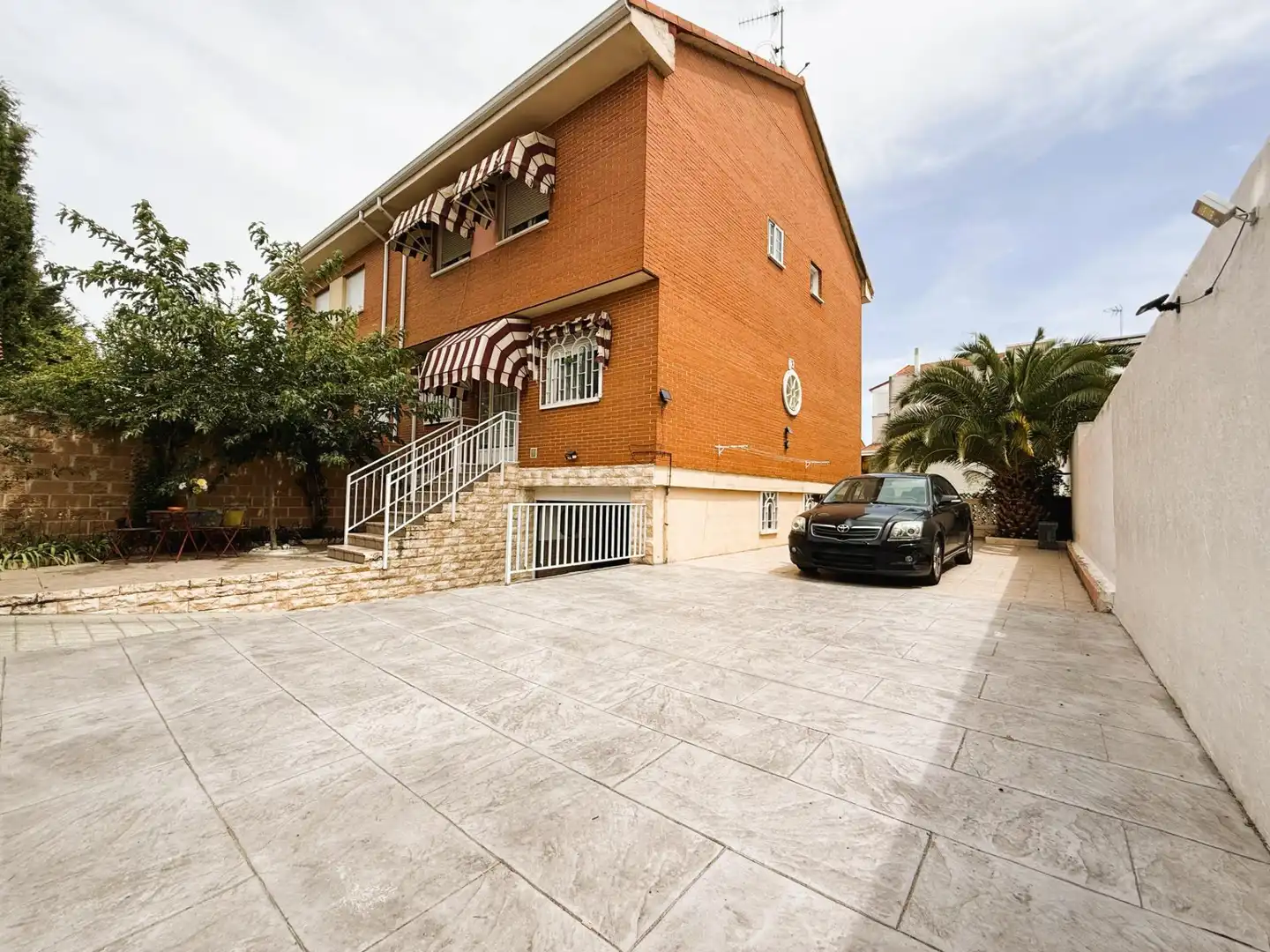 Exterior view of Detached homes for sale in Arganda del Rey  with Air Conditioner, Heating and Swimming Pool