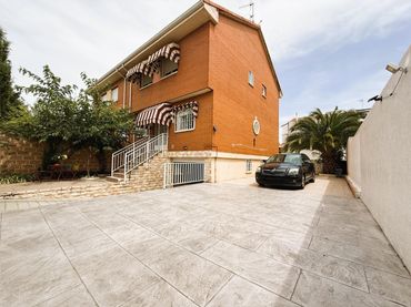 Casa pareada con piscina en venta en Los Villares