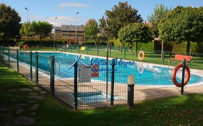 Piscina de Casa adosada en venda en Haro amb Calefacció, Jardí privat i Terrassa