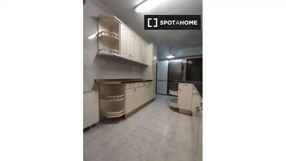 Kitchen of Flat for share in Alcalá de Henares  with Air Conditioner, Heating and Furnished