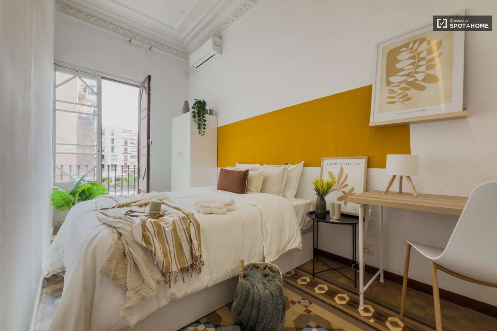 Bedroom of Flat to share in  Barcelona Capital  with Air Conditioner, Heating and Terrace