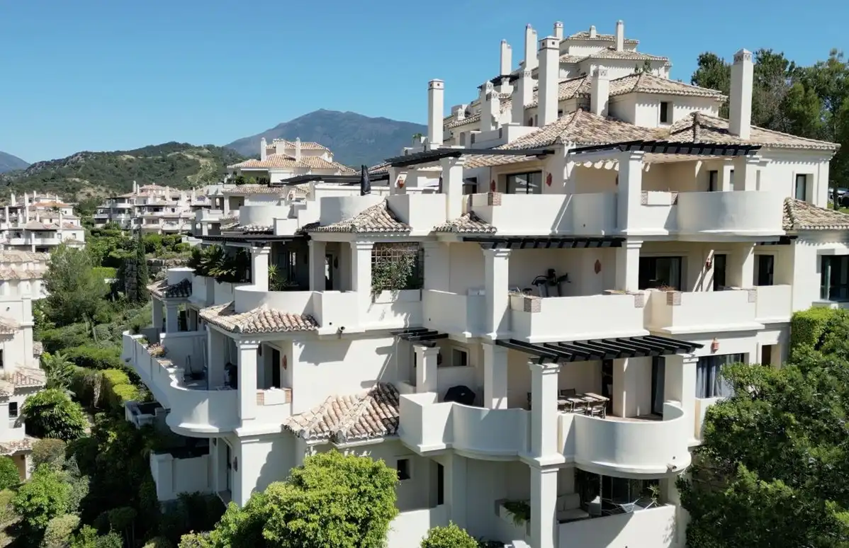 Vista exterior de Apartamento en venta en Benahavís con Aire acondicionado, Calefacción y Jardín privado