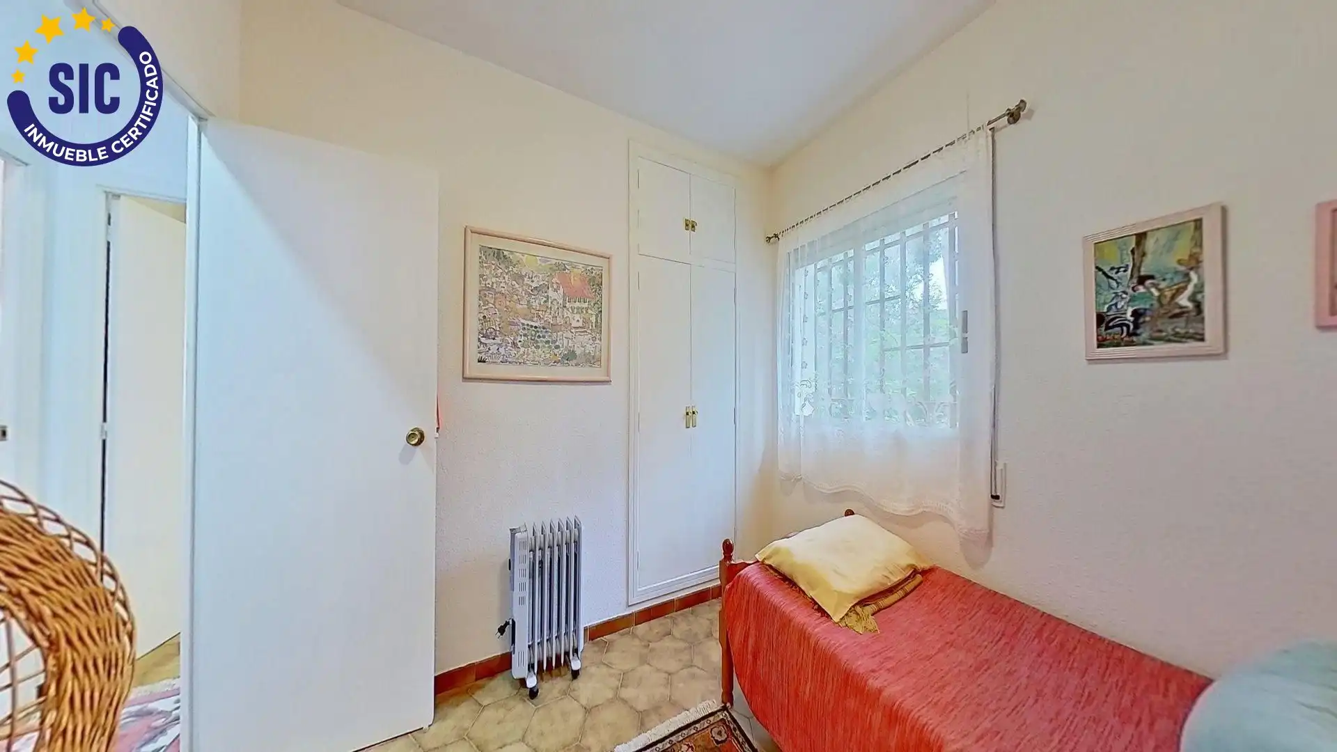 Dormitori de Casa o xalet en venda en Chiva amb Jardí privat, Terrassa i Traster