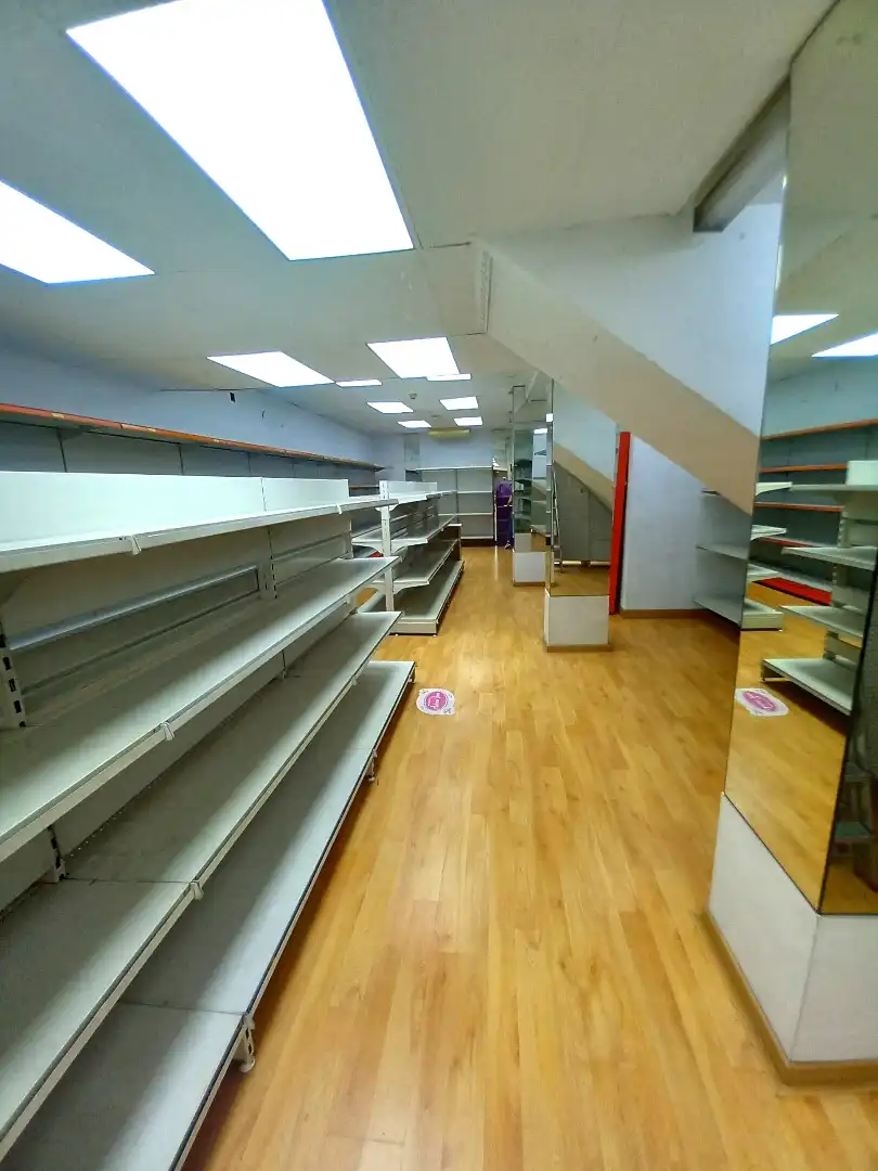 Local de alquiler en L'Hospitalet de Llobregat con Parquet