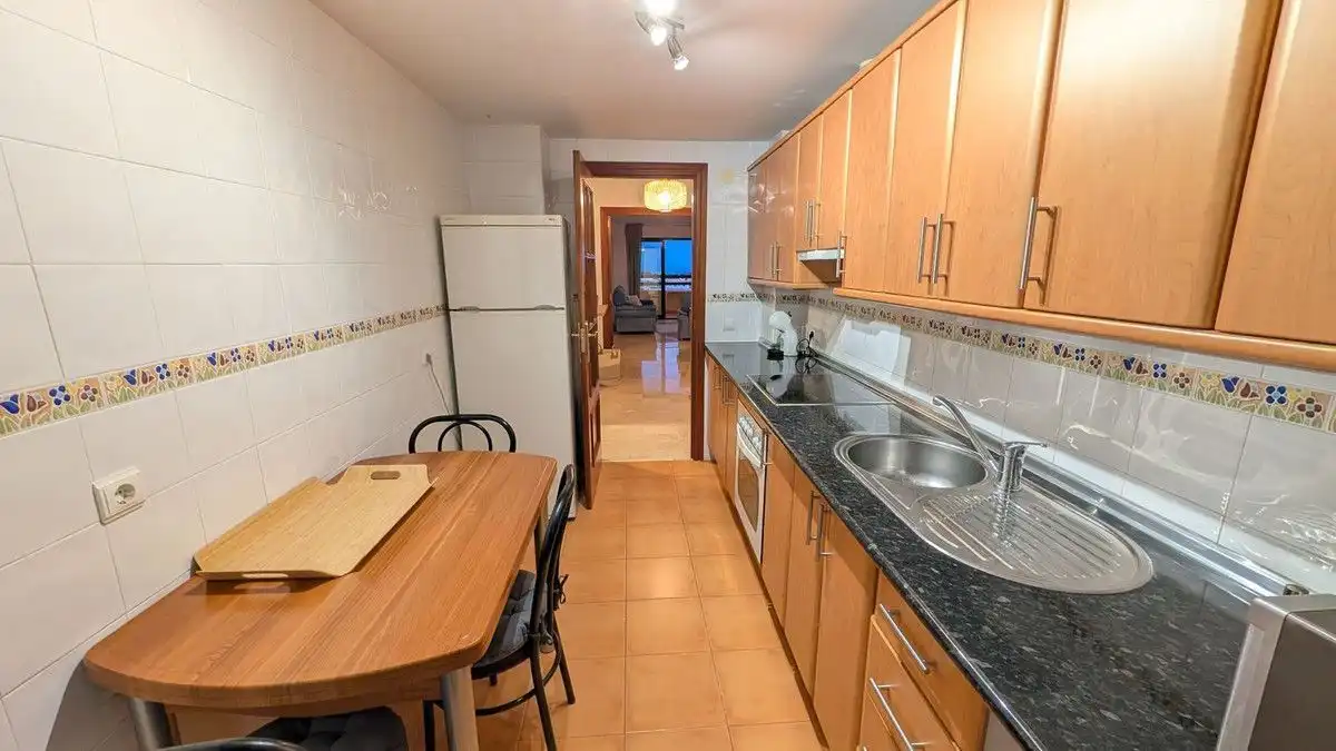 Cuina de Apartament de lloguer en Estepona amb Aire condicionat, Calefacció i Terrassa