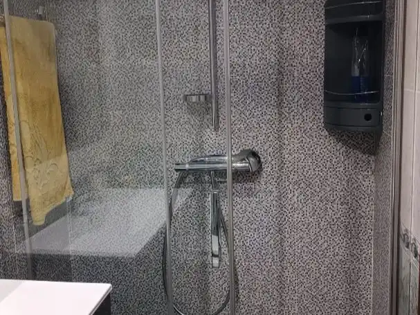 Badezimmer von Wohnung zur Miete in  Granada Capital mit Balkon