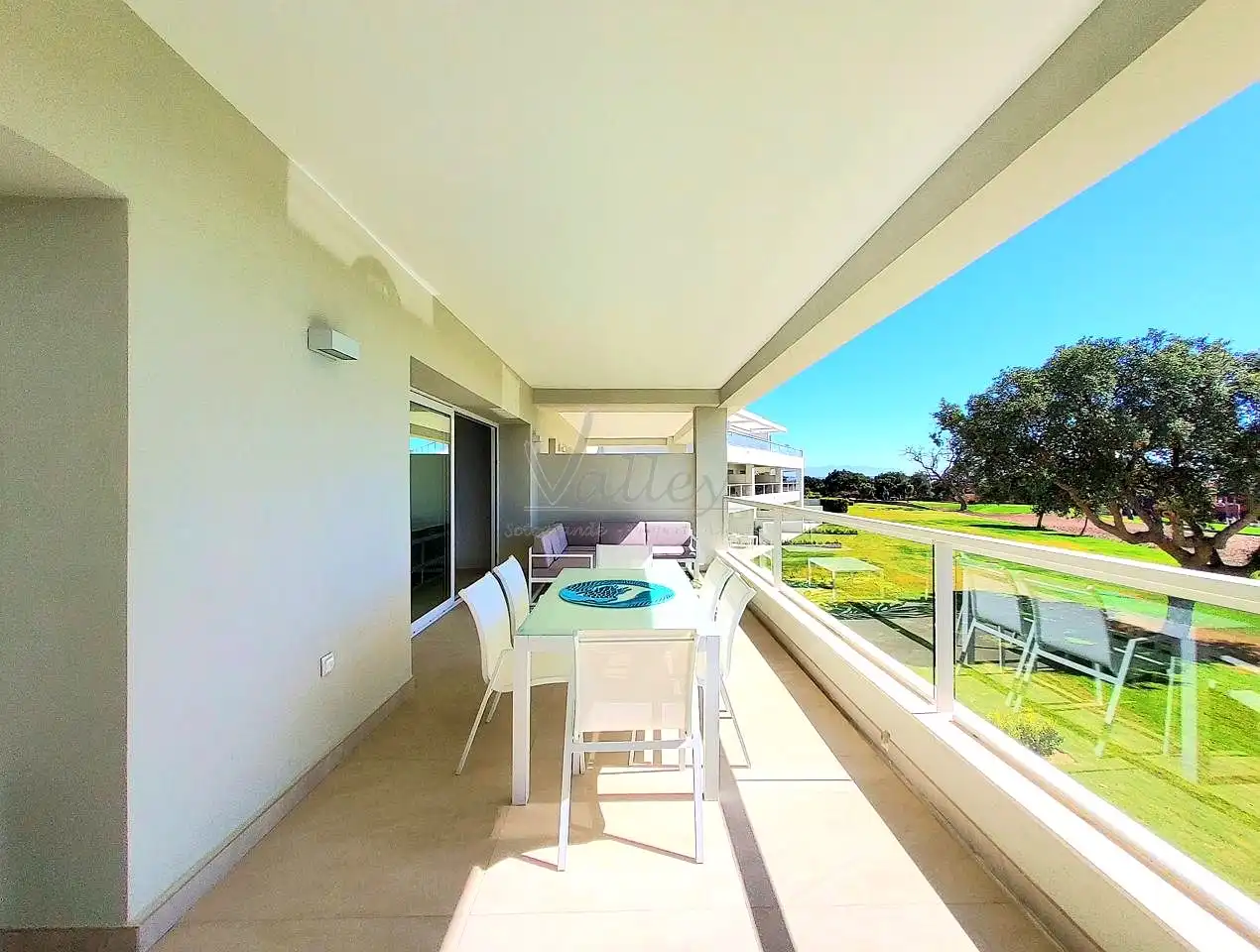 Terrasse von Wohnungen zum Verkauf in Sotogrande mit Klimaanlage, Terrasse und Möbliert
