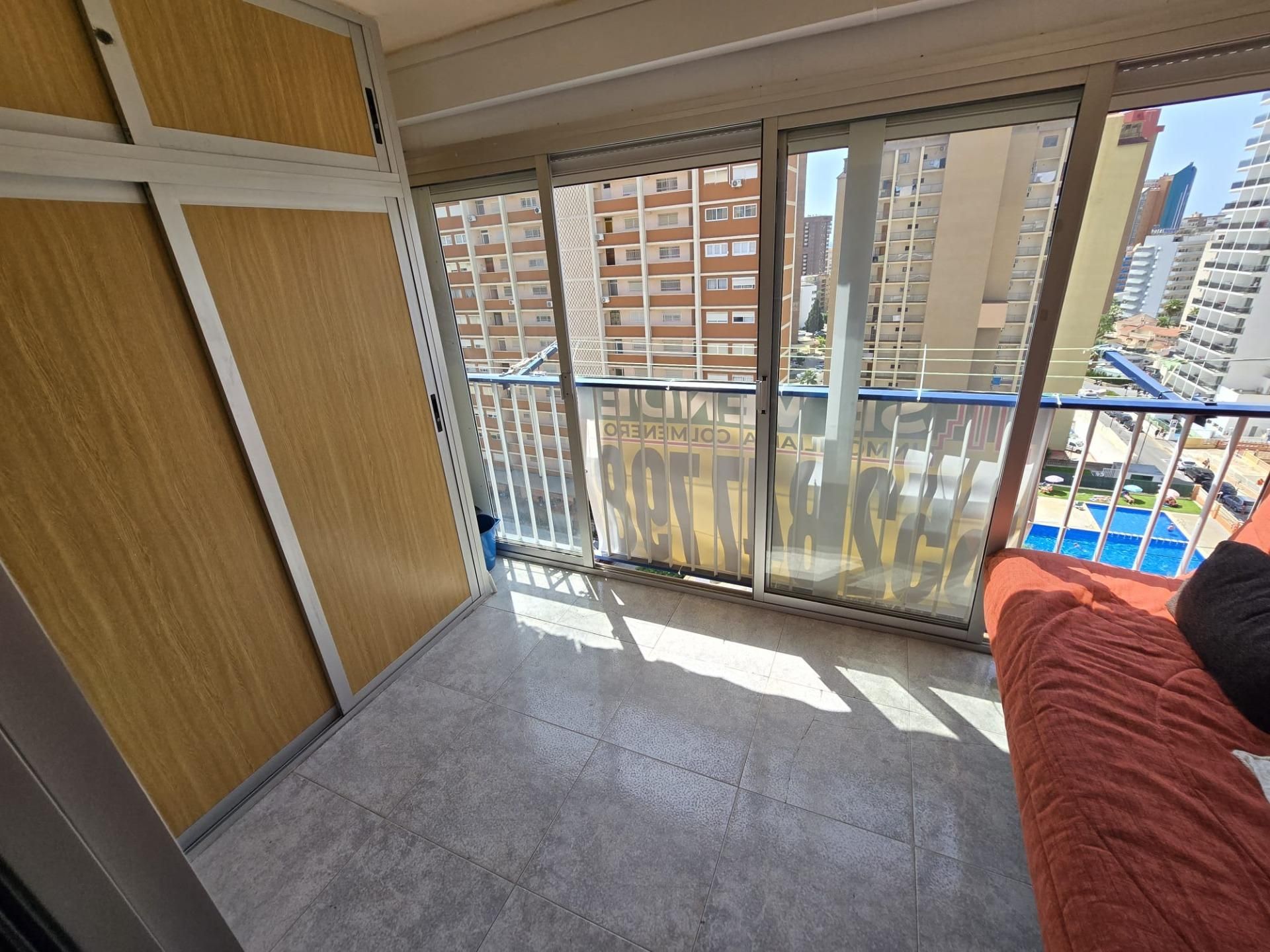 Dormitori de Apartament en venda en Benidorm amb Terrassa i Piscina comunitària