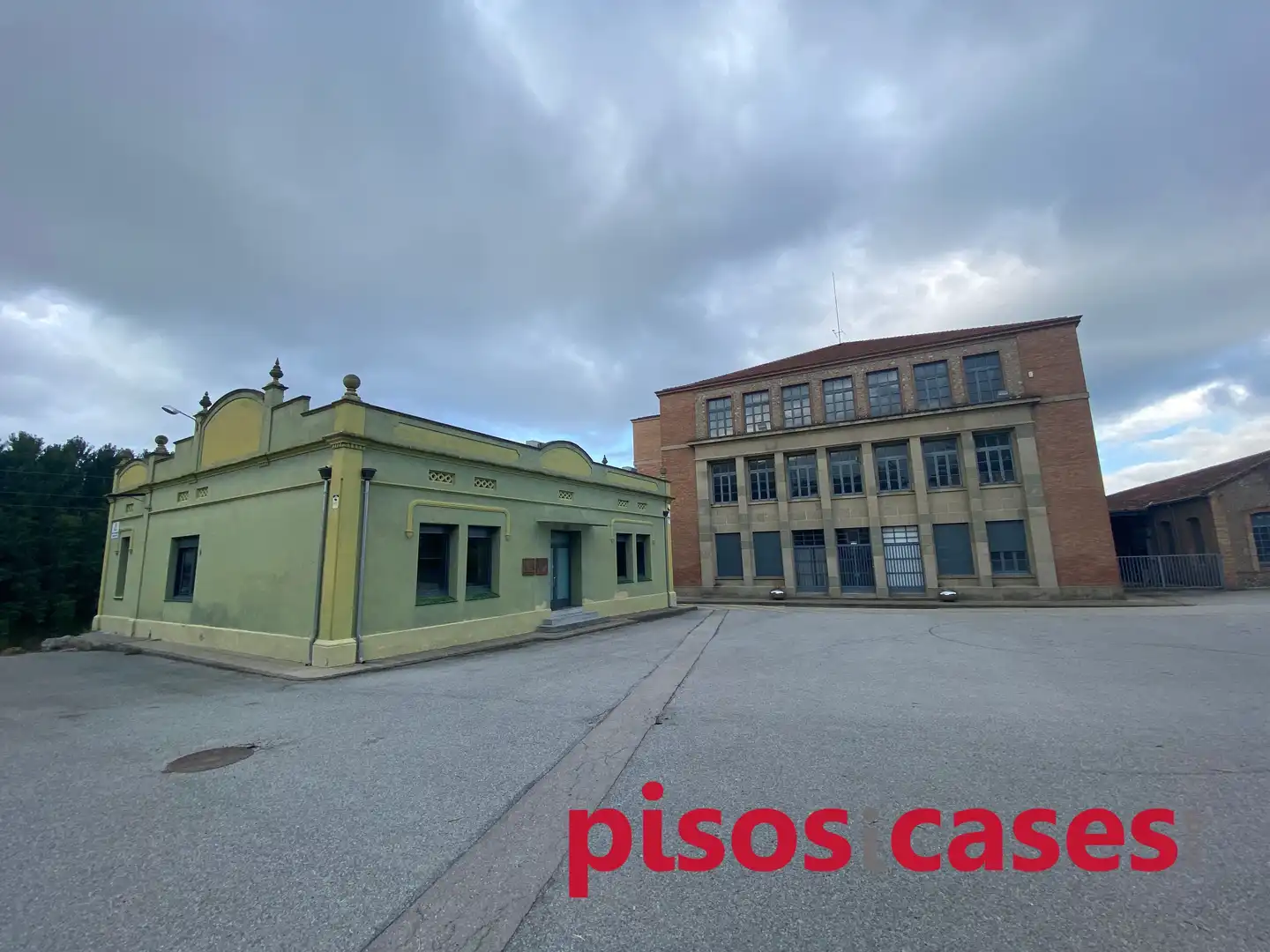 Exterior view of Office for rent in Manlleu  with Air Conditioner