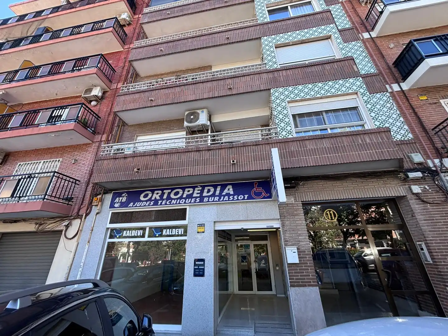 Vista exterior de Local en venda en Burjassot amb Aire condicionat i Moblat
