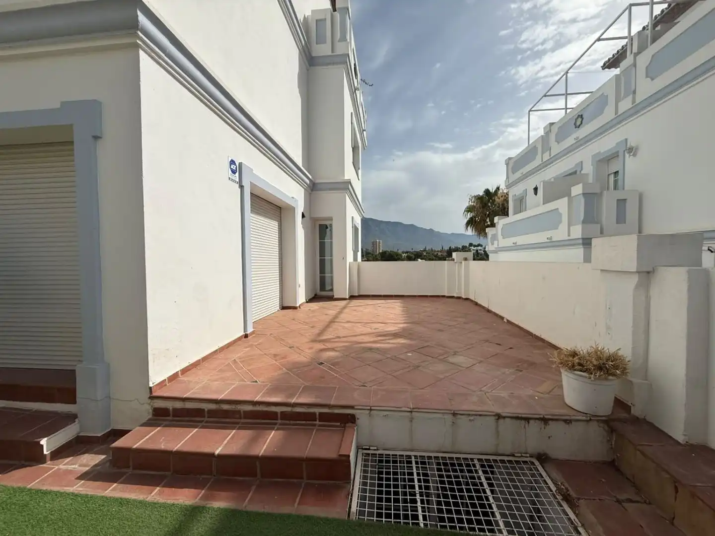 Vista exterior de Dúplex en venta en Marbella con Calefacción, Terraza y Piscina comunitaria