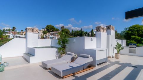 Ubicado en el prestigioso entorno de La Quinta en Benahavís, este exclusivo ático dúplex combina lujo, privacidad y unas vistas pa, imatge 5