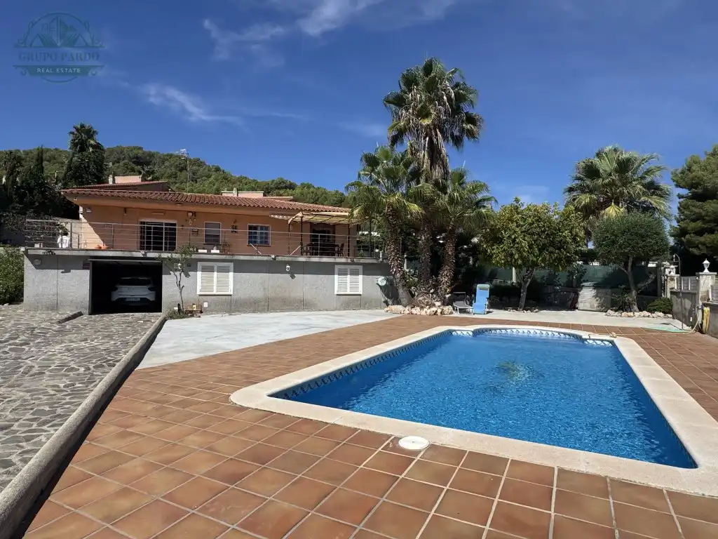 Swimming pool of Houses for sale in Mas Romeu