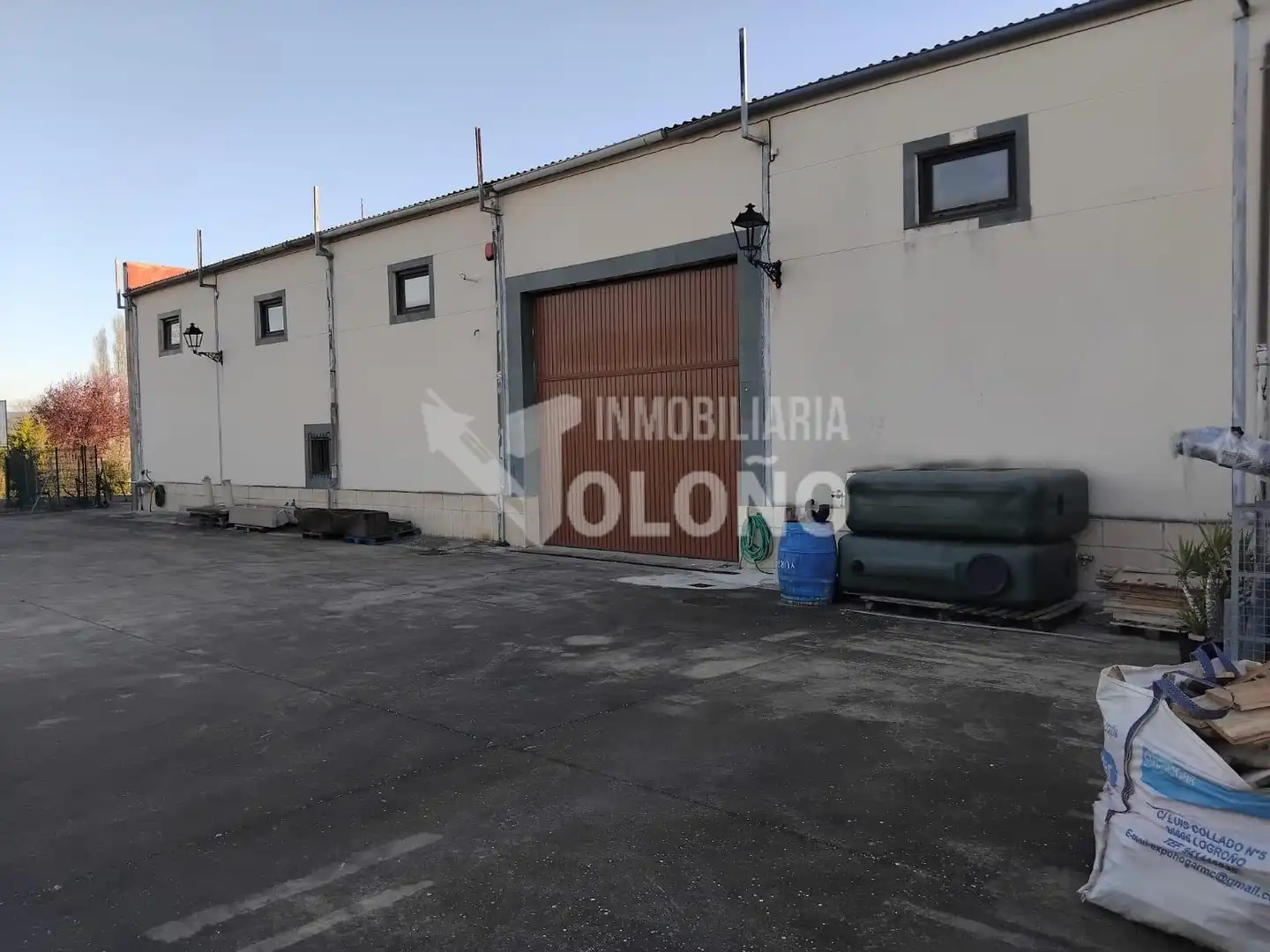 Vista exterior de Nau industrial en venda en Alesanco amb Calefacció i Alarma