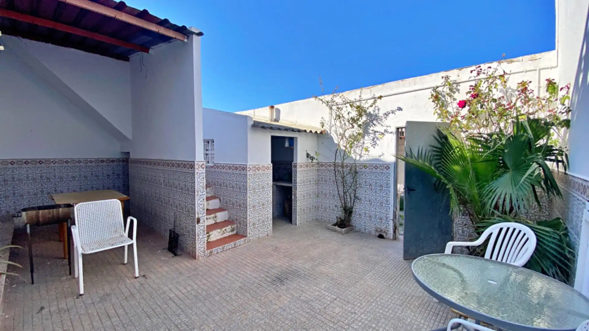Vista exterior de Casa o xalet en venda en Alicante / Alacant amb Aire condicionat, Traster i Moblat