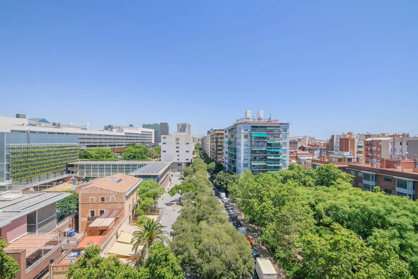 Außenansicht von Wohnung zum Verkauf in Barcelona mit Klimaanlage, Ofen und Mikrowelle