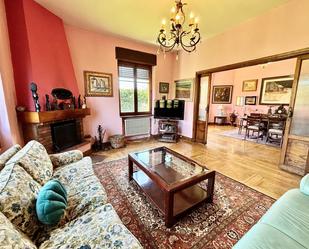 Sala d'estar de Casa o xalet en venda en Gijón  amb Calefacció, Jardí privat i Parquet