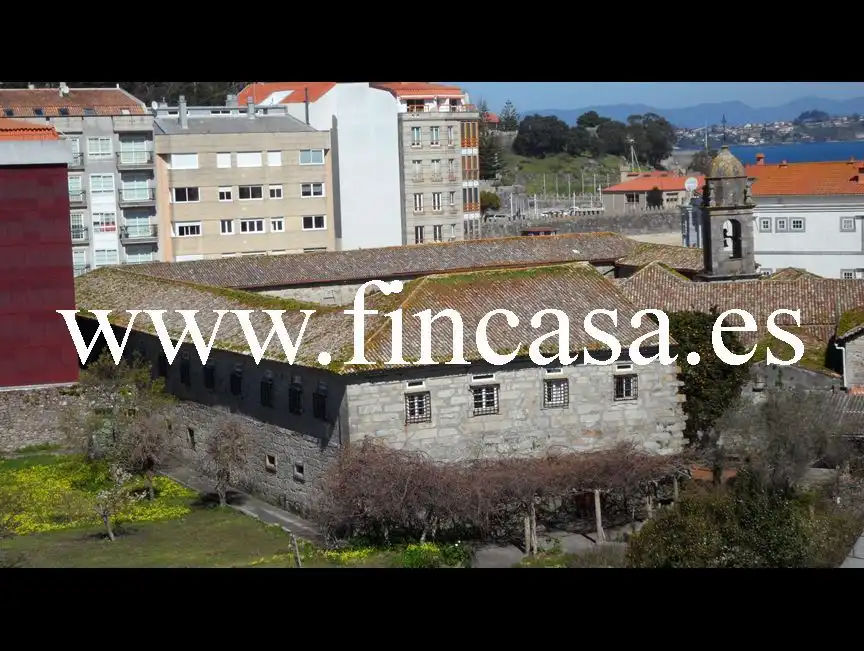 Vista exterior de Edifici en venda en Baiona