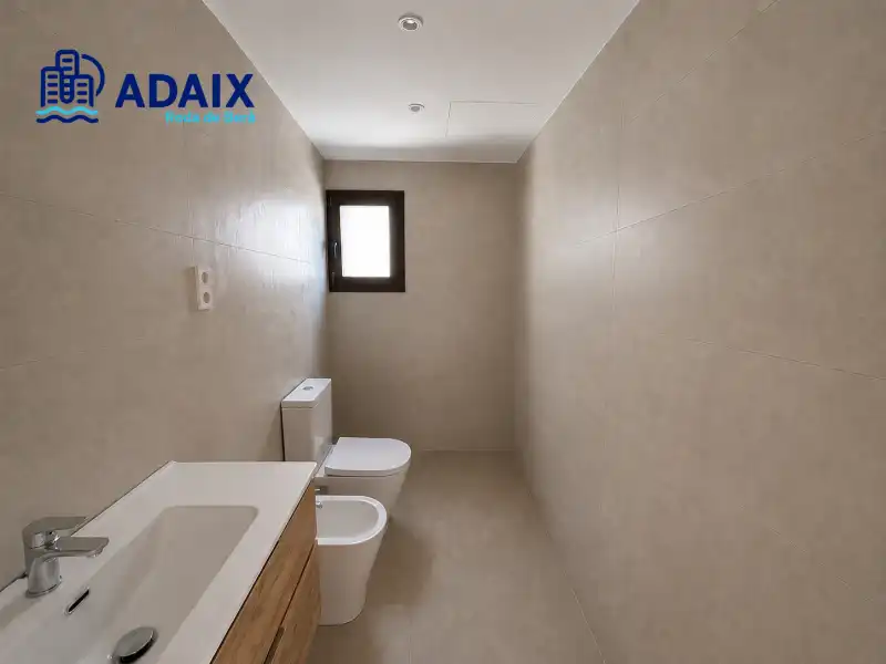 Baño de Casa o chalet en venta en Roda de Berà con Calefacción, Terraza y Piscina