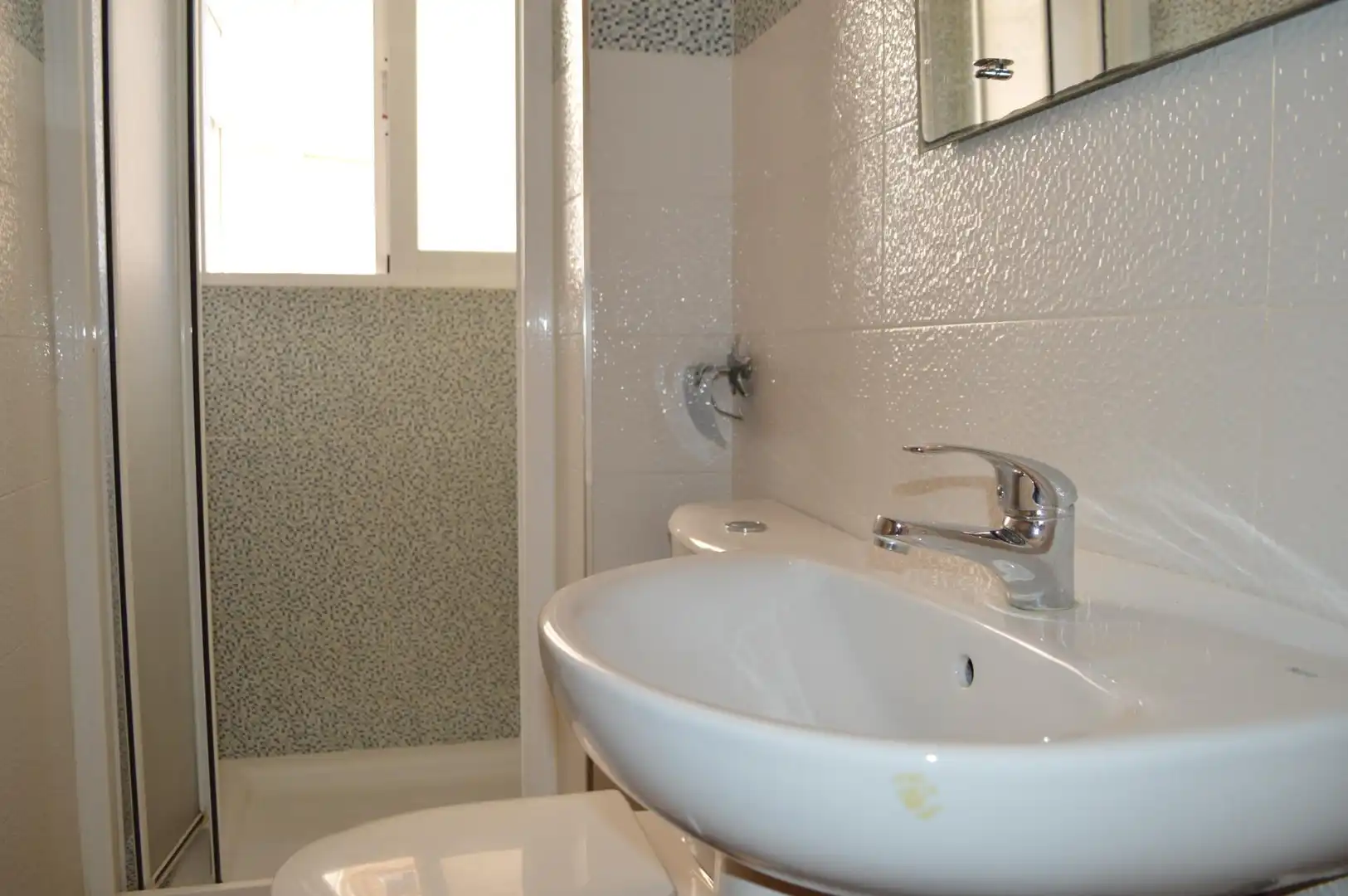 Bathroom of Flat for rent in Granada  with Air Conditioner, Furnished and Balcony