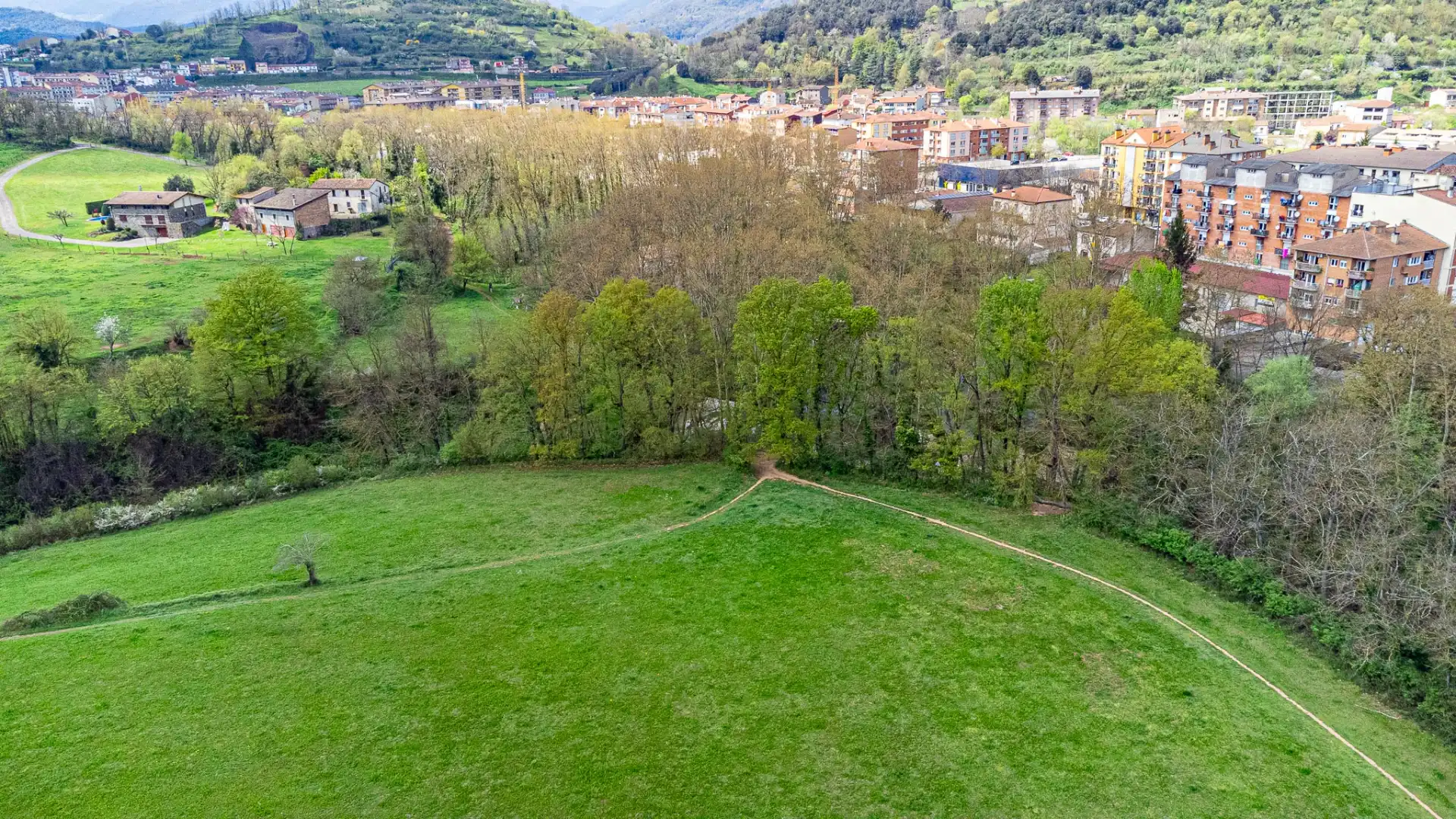 Country house zum Verkauf in Olot mit Privatgarten, Terrasse und Alarm