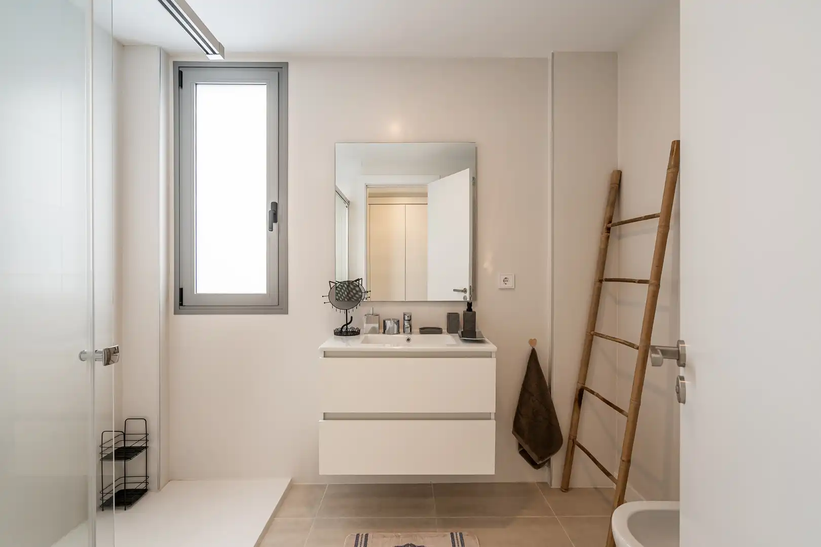 Badezimmer von Erdgeschoss zum Verkauf in Estepona mit Klimaanlage, Terrasse und Schwimmbad