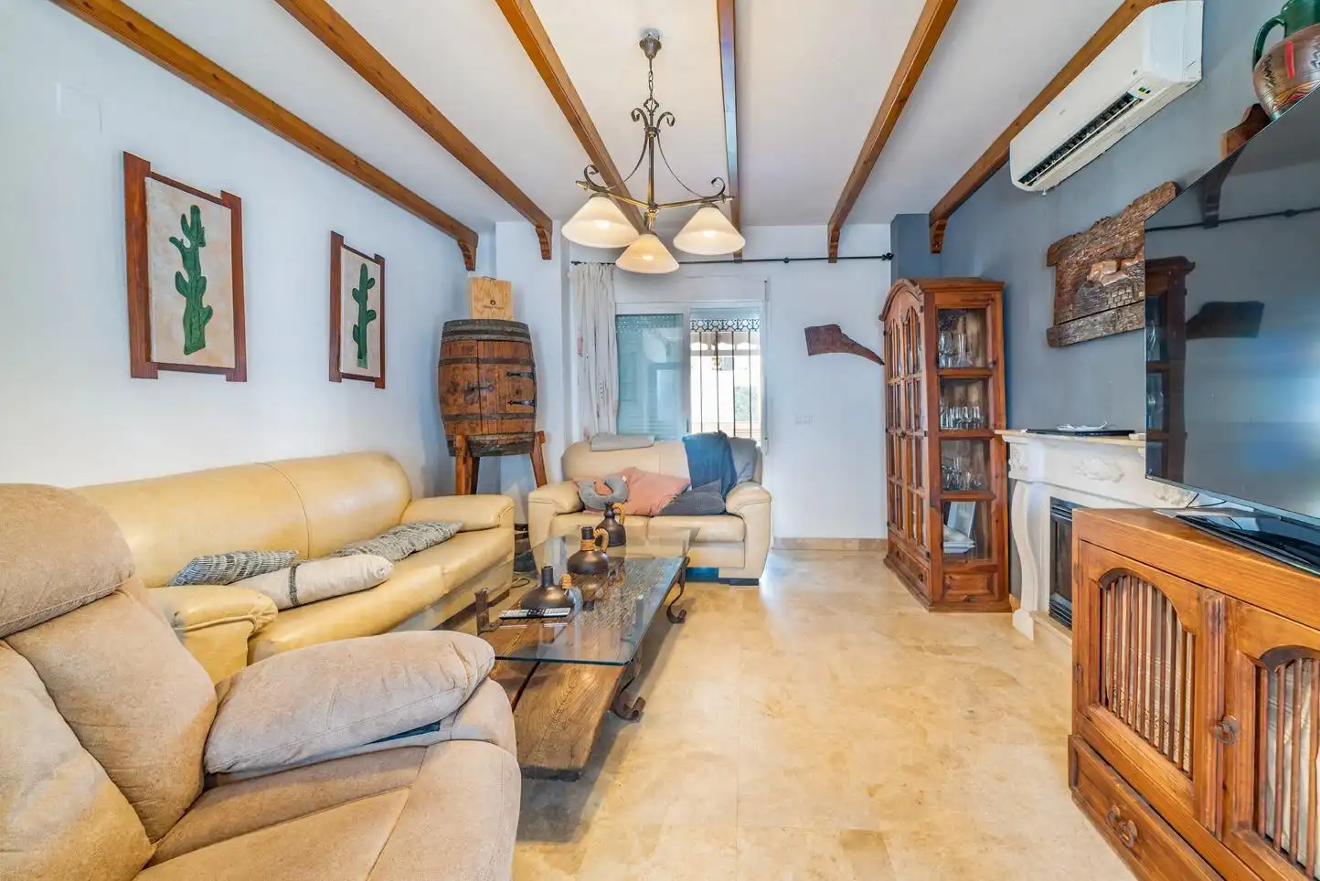 Sala d'estar de Casa o xalet en venda en Montequinto amb Aire condicionat, Jardí privat i Piscina