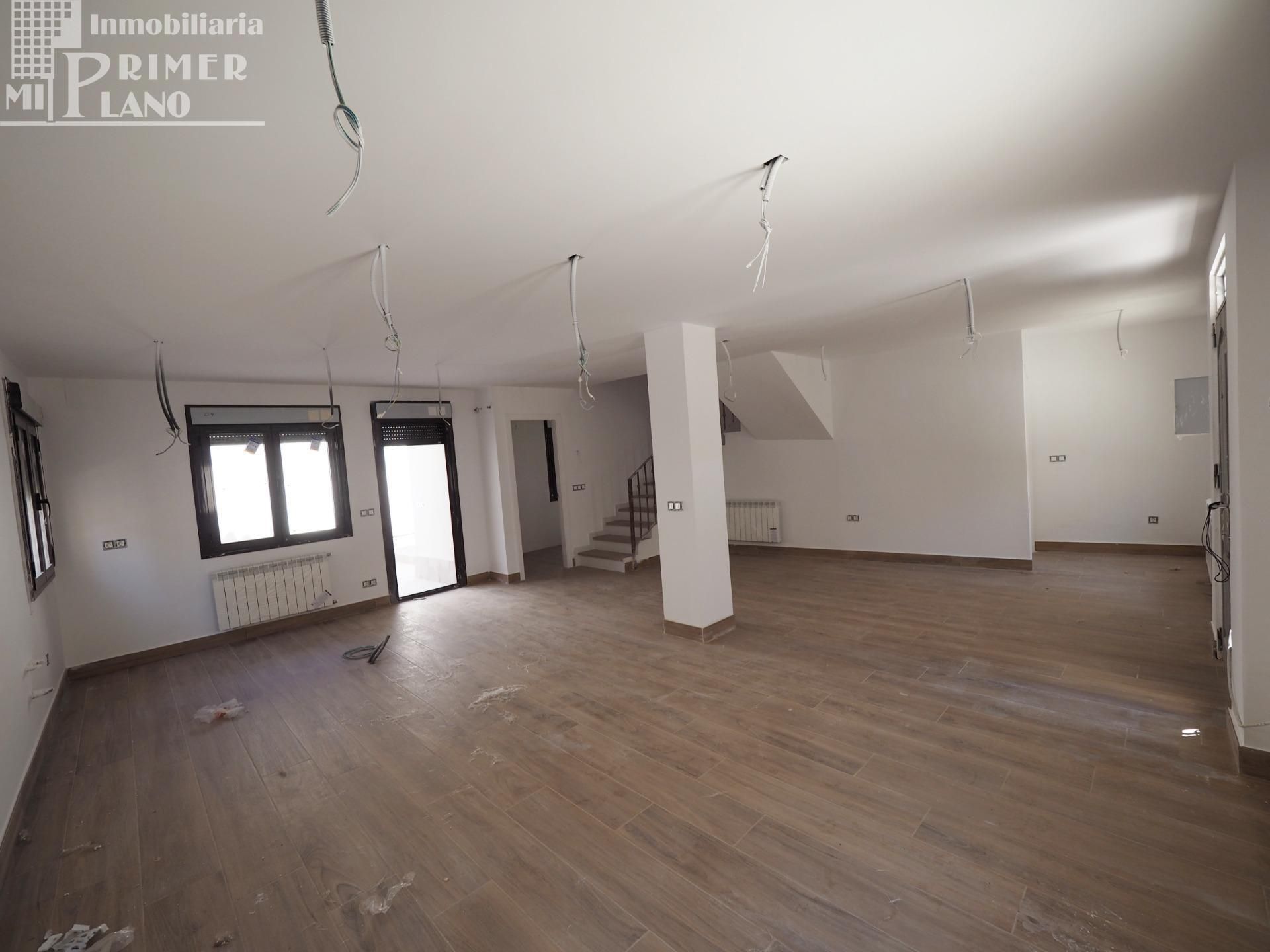 Casa adosada en venta en Tomelloso con Calefacción, Piscina y Balcón