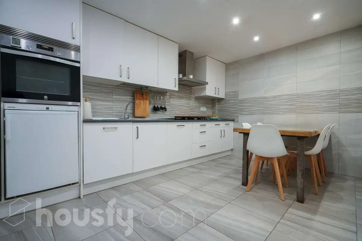 Küche von Einfamilien-Reihenhaus zum Verkauf in San Sebastián de los Reyes mit Klimaanlage, Heizung und Terrasse