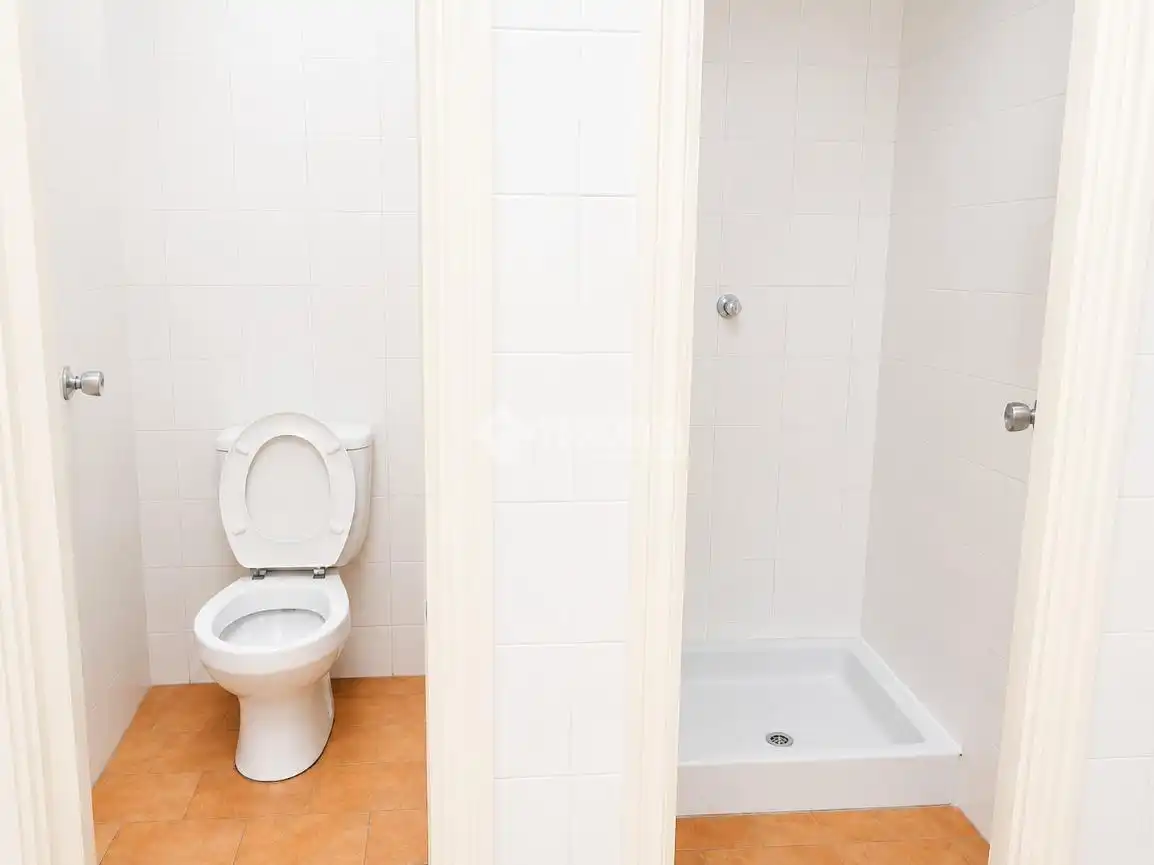 Baño de Local de alquiler en Madrid con Aire acondicionado y Calefacción