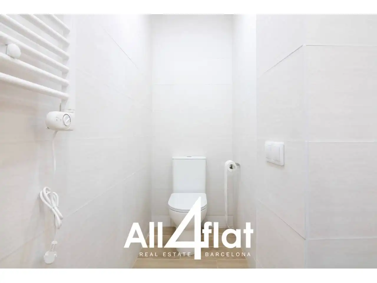 Badezimmer von Wohnung zur Miete in Barcelona mit Klimaanlage, Parkett und Möbliert