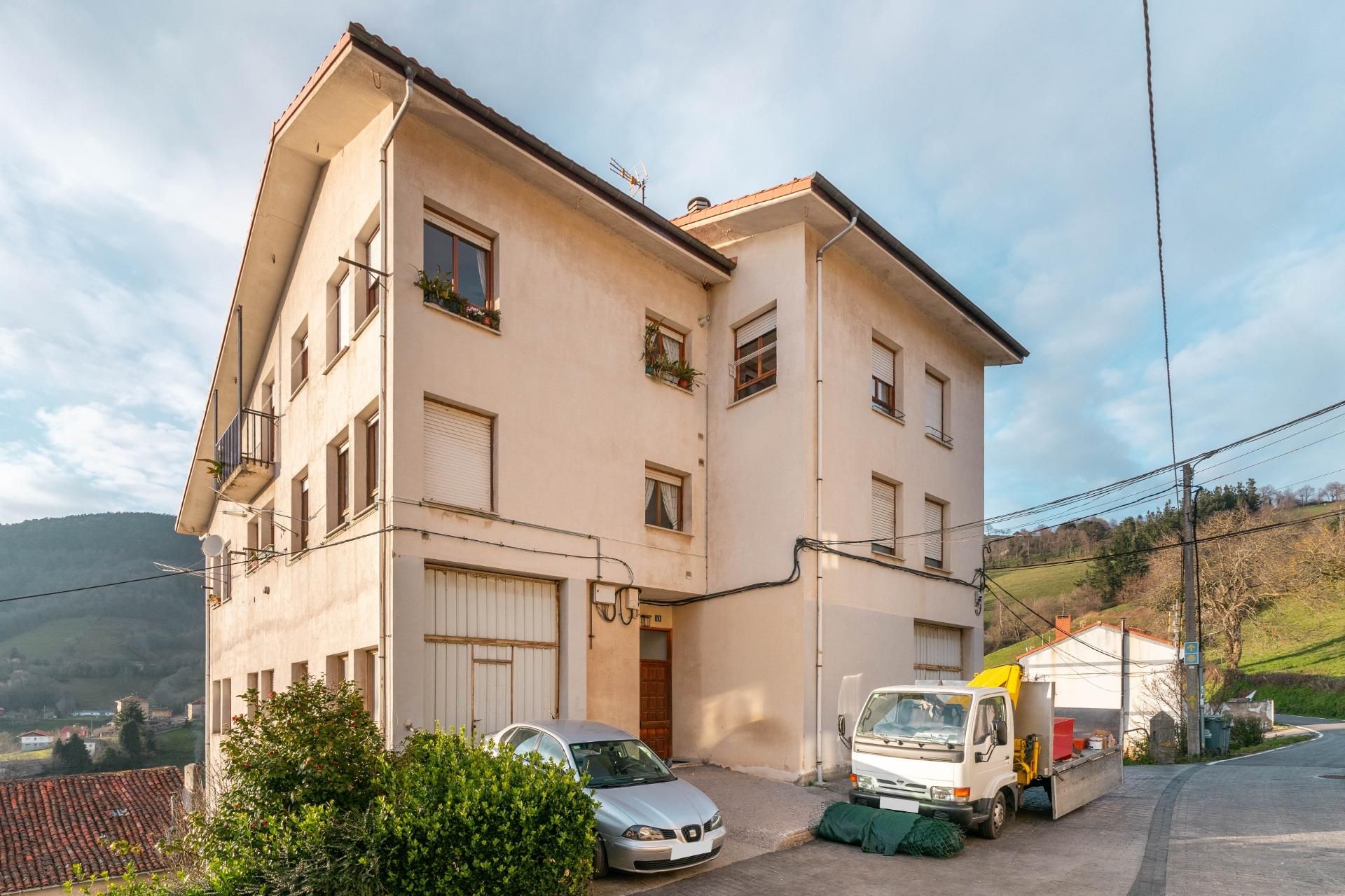 Vista exterior de Pis en venda en Tineo amb Calefacció i Traster