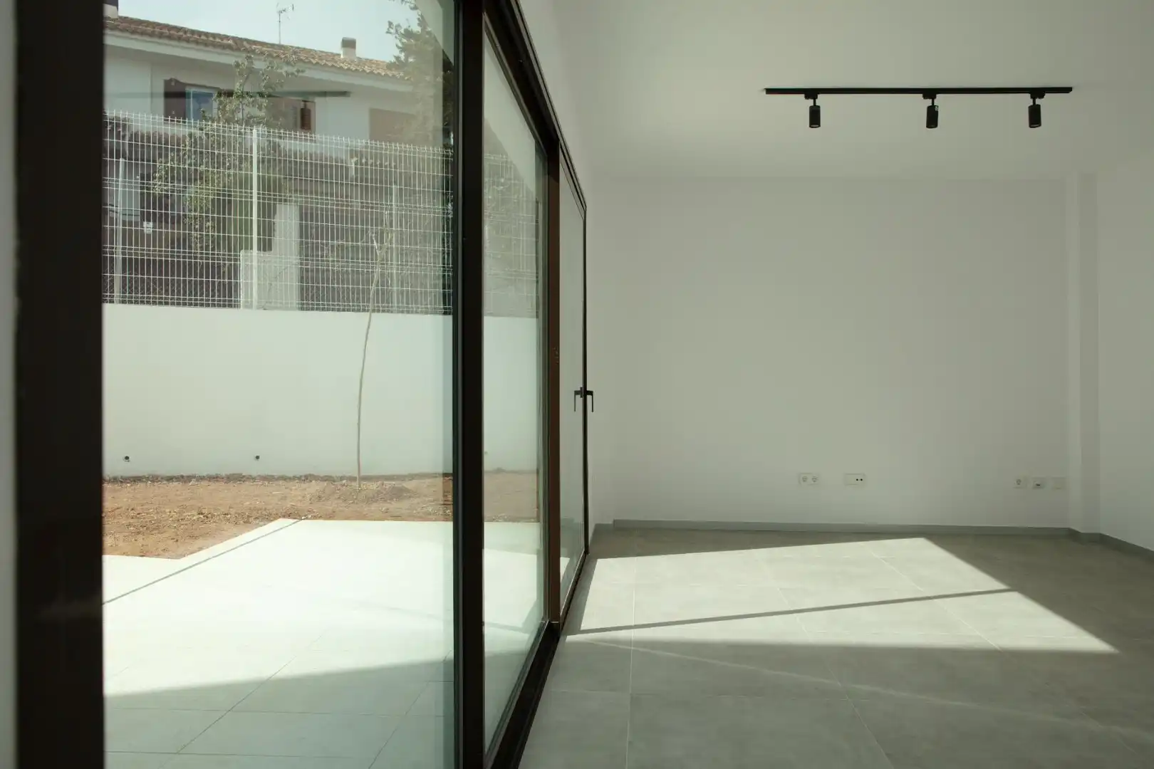Casa adosada de alquiler en Rocafort con Aire acondicionado, Calefacción y Jardín privado