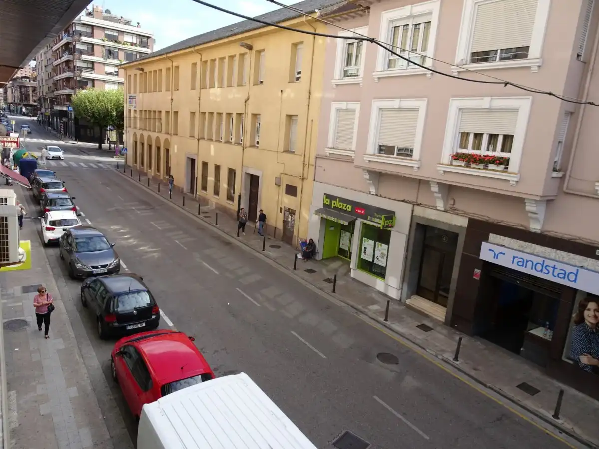 Außenansicht von Büro zur Miete in Torrelavega  mit Klimaanlage, Abstellraum und Möbliert