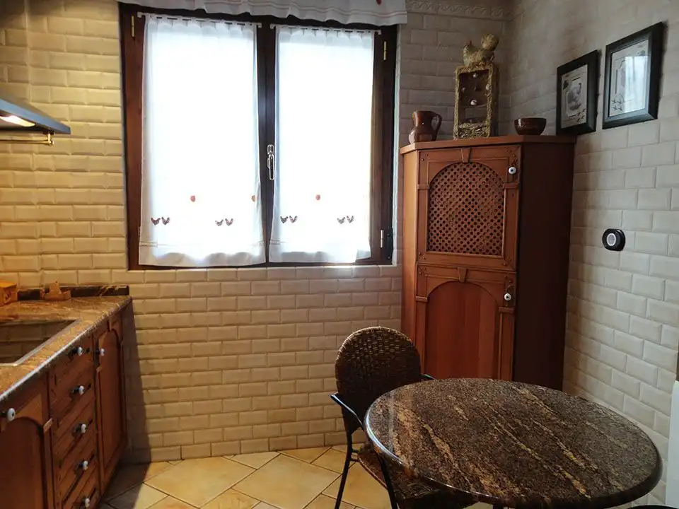 Cuina de Casa adosada en venda en Riocavado de la Sierra amb Calefacció, Traster i Moblat