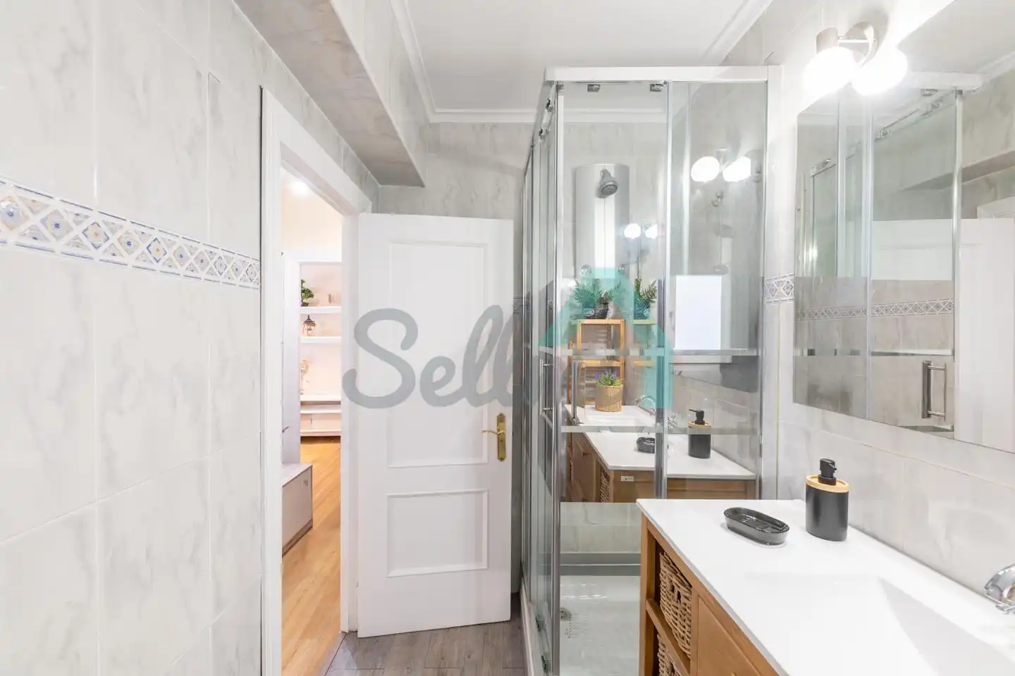 Baño de Piso en venta en Oviedo  con Calefacción