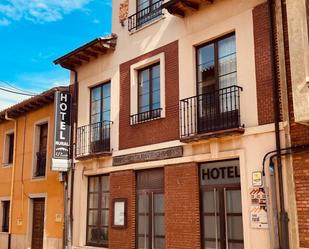 Exterior view of Building for sale in Mansilla de las Mulas