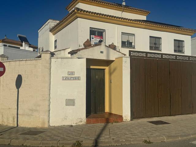 Casa adosada en Venta en Avenida DEL TORREJON, 59 en Gines
