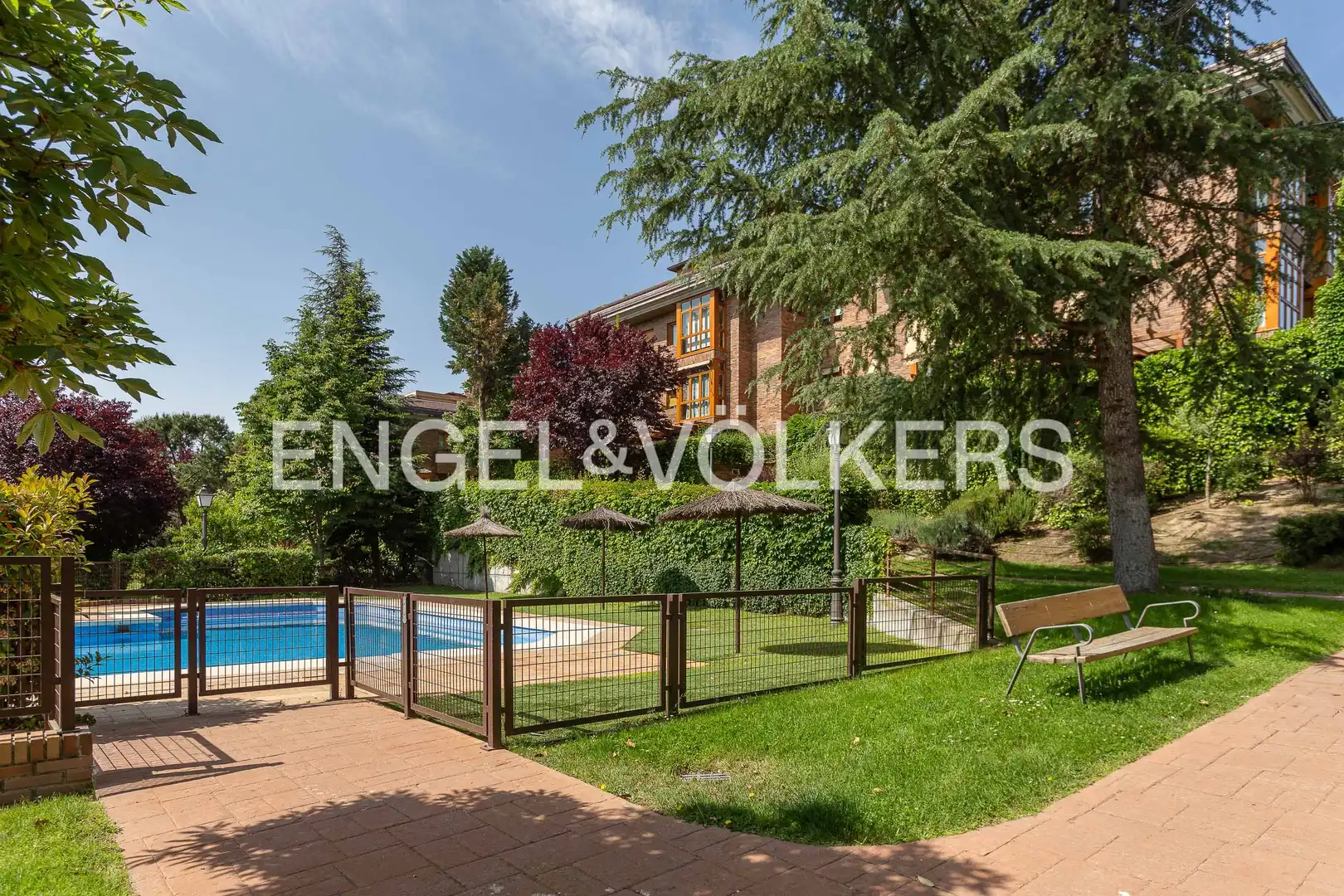 Swimming pool of Apartments for rent in Madrid  with Air Conditioner, Heating and Private garden